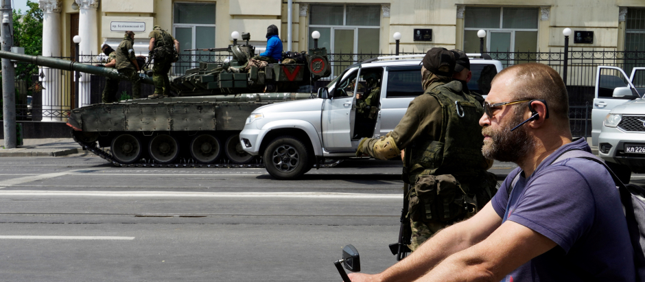 Los paramilitares del grupo Wagner se movilizan en tanques para tomar la ciudad rusa de Rostov