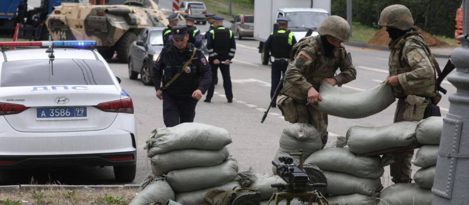 Militares y policías rusos preparan trincheras en las afueras de Moscú