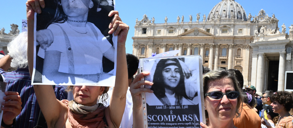 People hold placards with Emanuela Orlandi's portrait at the end of Pope's Angelus prayer in St. Peter's Square at the Vatican, on June 25, 2023. Emanuela Orlandi disappeared while returning home in Rome on June 22, 1983. (Photo by VINCENZO PINTO / AFP)