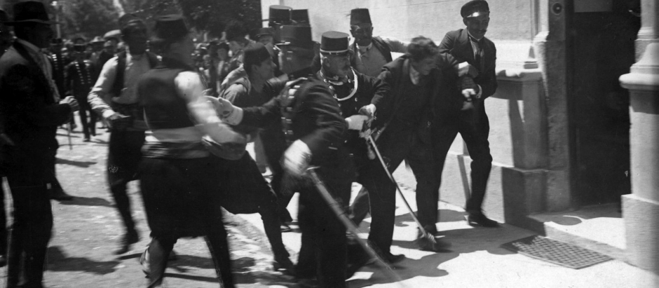 Fotografía del momento de la captura de Gavrilo Princip tras el magnicidio