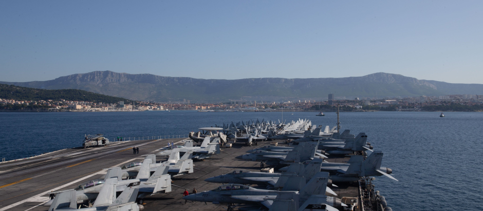 El portaaviones nuclear Gerald R. Ford frente a la costa de Split