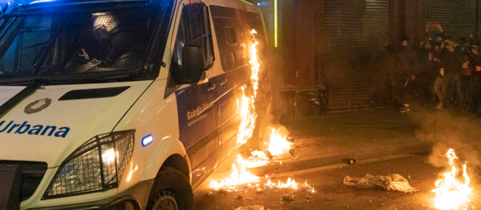 Disturbios y destrozos tras la manifestación en defensa de la libertad de Pablo Hasél convocada por los CDR