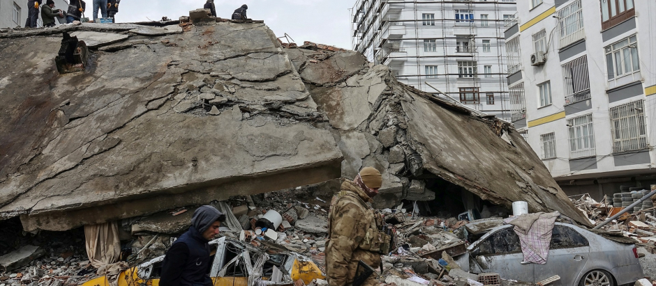 Un edificio derrumbado como consecuencia del terremoto de Turquía del pasado mes de febrero