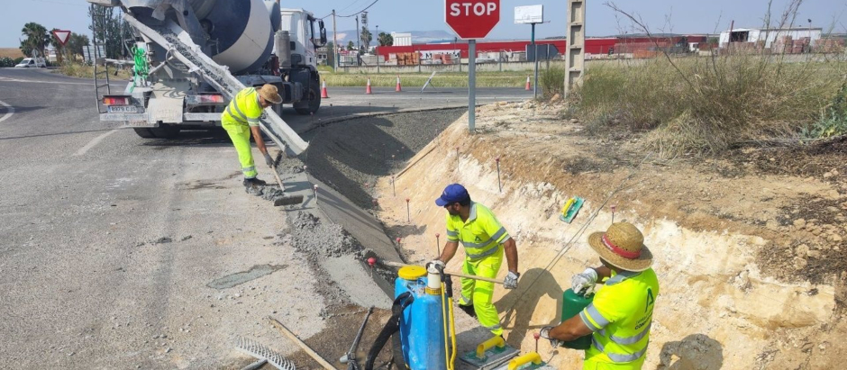 Operarios trabajan en las obras de mantenimiento y mejora de la antigua carretera CO-742, en Puente Genil