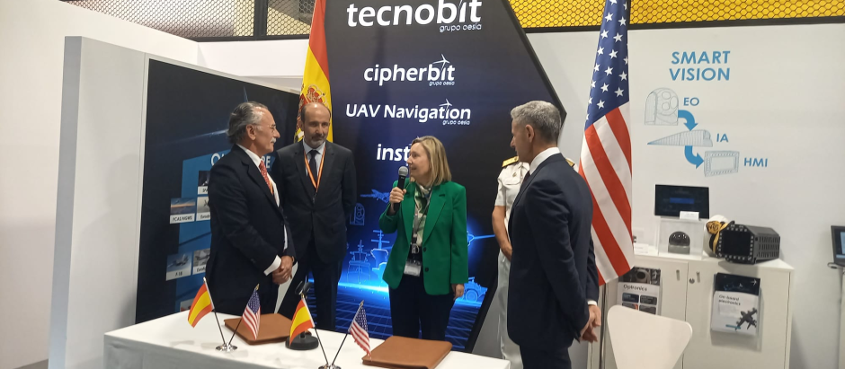 Amparo Valcarce, secretaria de Estado de Defensa, con Luis Furnells, presidente de Grupo Oesía y Ray Pisell, de Lockheed Martin