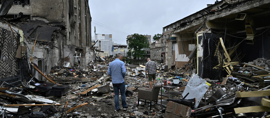 Los residentes locales caminan entre los escombros tras el ataque con misiles rusos en el centro de Kramatorsk