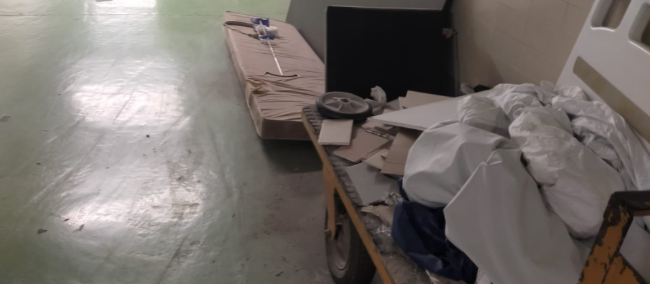 El sótano del hospital Clínico de Valencia, convertido en un “vertedero”, tal como denuncia CSIF