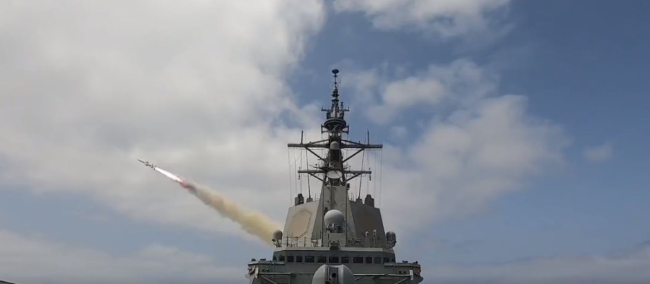 Momento del lanzamiento del misil Harpoon desde la fragata F-104