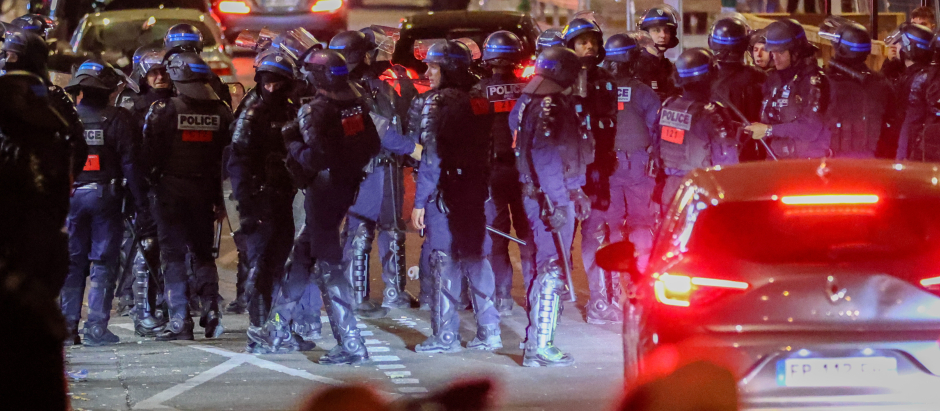 Policías en la intervención anoche en Paris por los disturbios que ya suman cinco días consecutivos