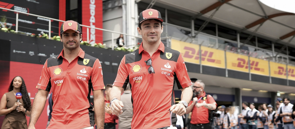 Carlos Sainz y Charles Leclerc pasean juntos por el paddock en el GP de Azerbaiyán