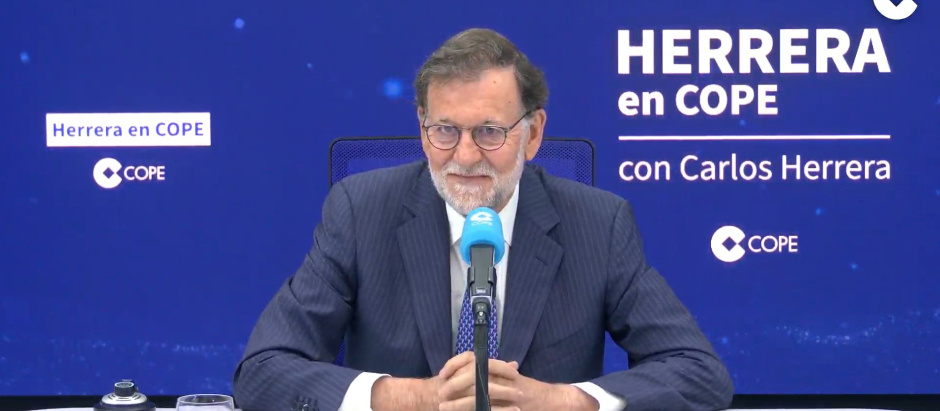 El expresidente del Gobierno Mariano Rajoy, durante su entrevista con Carlos Herrera, en Cope