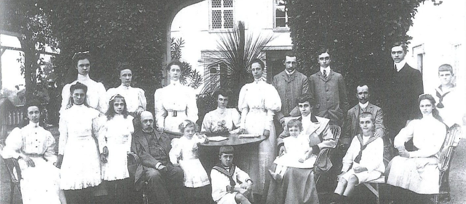 Roberto I de Parma con su segunda esposa, María Antonia de Portugal y diecisiete de sus hijos en 1906