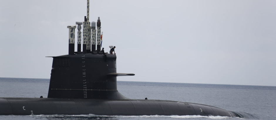 El submarino S-81 Isaac Peral efectúa pruebas de navegación en la playa de Indio Chico, en Cartagena