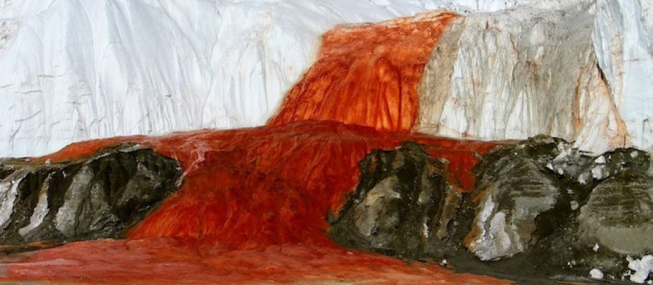 Qué son las Cataratas de Sangre que fluyen por un glaciar de la Antártida