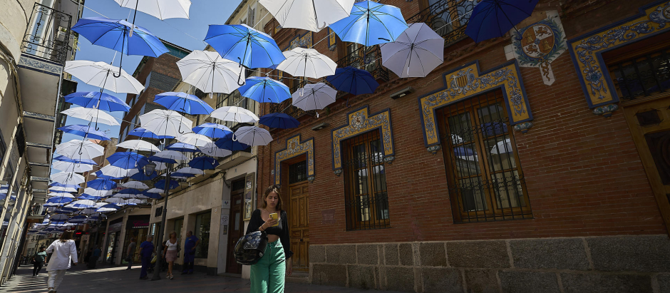 El Ayuntamiento de Talavera de la Reina (Toledo) instala en una de las principales vías comerciales del centro 500 paraguas