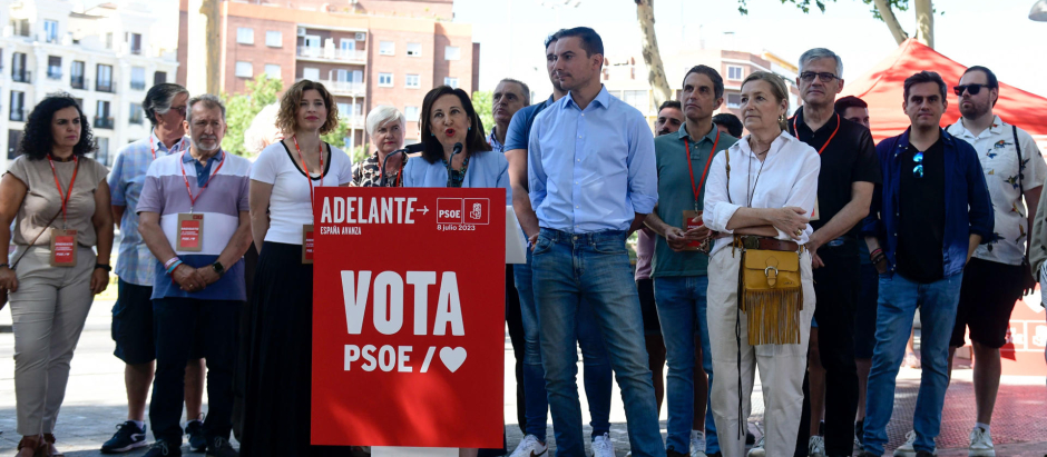 La ministra de Defensa y nº4 en la lista del PSOE para el Congreso por Madrid, Margarita Robles, y el secretario general del PSOE-M, Juan Lobato