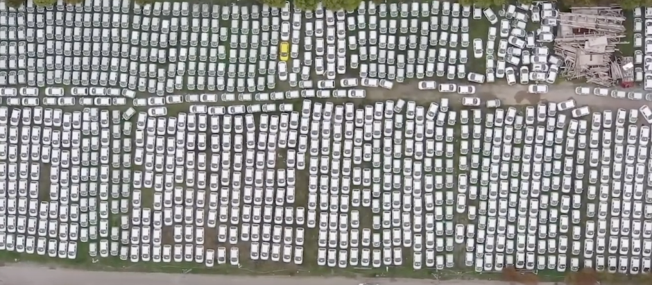 Miles de coches eléctricos nuevos abandonados en una campa en China