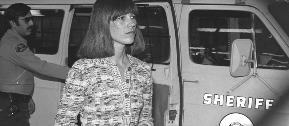 Van Houten llega a un juzgado para una vista en diciembre de 1976