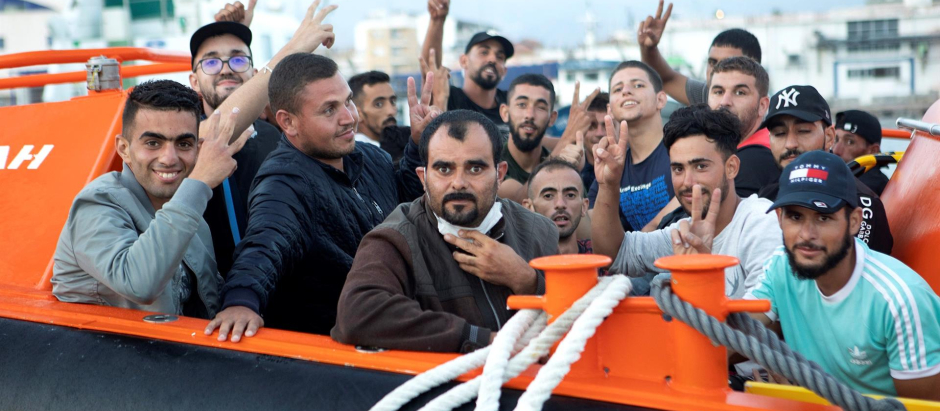 Inmigrantes rescatadas por Salvamento Marítimo,a su llegada al Puerto de Motril (Granada)