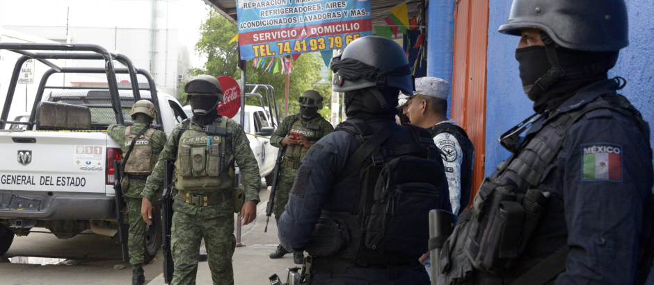 Mexican Army soldiers and members of the State Police check the area where Mexican journalist Nelson Mateus was murdered in the resort town of Acapulco, Guerrero state, Mexico, July 15, 2023. A Mexican journalist was shot to death in a store parking lot on Saturday July 15, 2023 in the southern tourist town of Acapulco, regional authorities said, in the country's second journalist killing in a week.
Prosecutors said they have opened an investigation for homicide with a firearm in the killing of Nelson Matus, days after another journalist was found dead in a country considered one of the most dangerous in the world for members of the press. (Photo by FRANCISCO ROBLES / AFP)