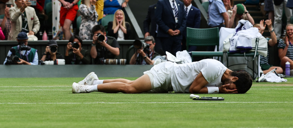 Carlos Alcaraz se tira al suelo tras ganar Wimbledon