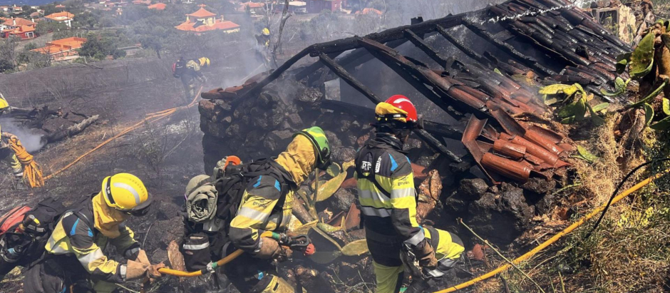 Miembros de los Equipos de Intervención Rápida ante Incendios Forestales del Gobierno de Canarias sofocan en fuego ocasionado en una vivienda de Puntagorda