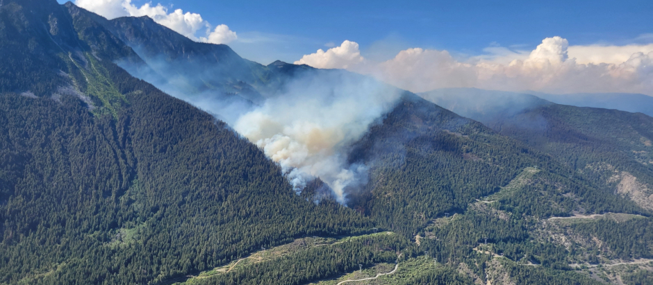 Incendio forestal Casper Creek, ubicado aproximadamente a 32 kilómetros de Lillooet, Columbia Británica