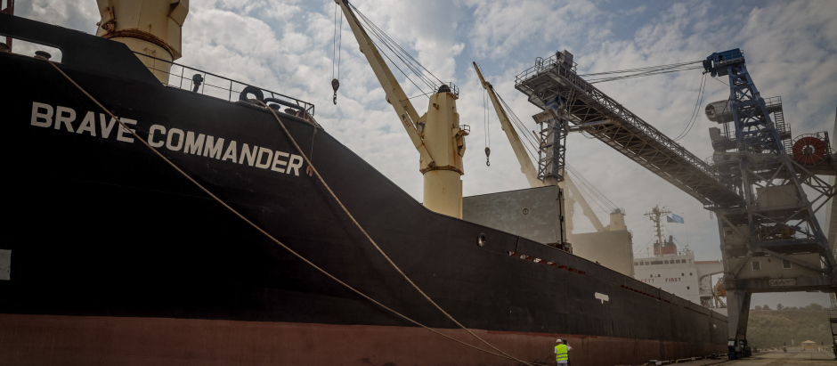 (FILES) The first UN-chartered vessel MV Brave Commander loads more than 23,000 tonnes of grain to export to Ethiopia, in Yuzhne, east of Odessa on the Black Sea coast, on August 14, 2022. EU chief Ursula von der Leyen condemned Russia's announced exit on July 17, 2023 from the Ukraine grain export deal and branded the move "cynical". "I strongly condemn Russia's cynical move to terminate the Black Sea Grain Initiative," she tweeted. (Photo by OLEKSANDR GIMANOV / AFP)