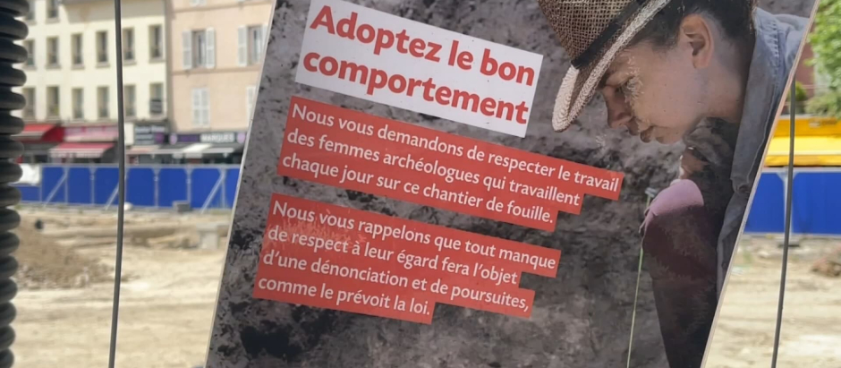 Uno de los carteles instalados para evitar el acoso a unas arqueólogas en el barrio parisino de Saint Denis