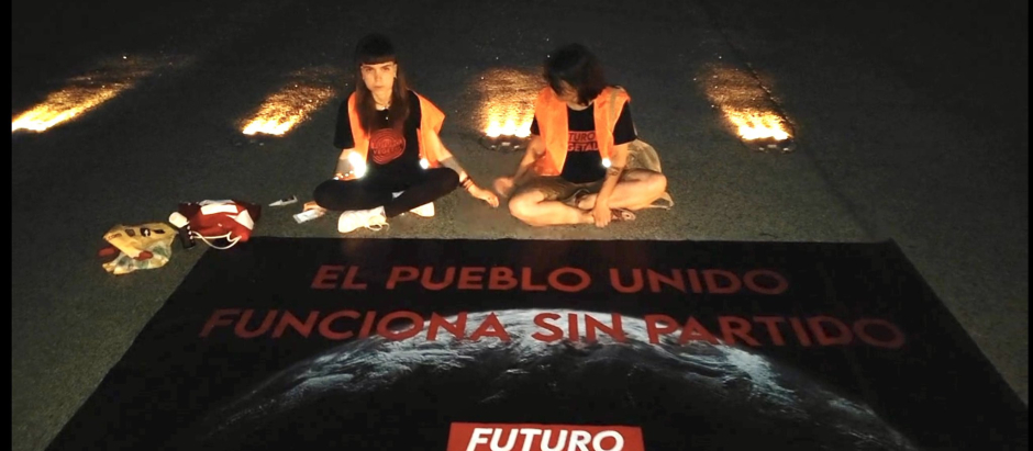 Activistas de Futuro Vegetal vandalizando el aeropuerto de Madrid-Barajas