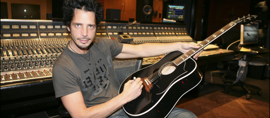 Chris Cornell durante una sesión de grabación