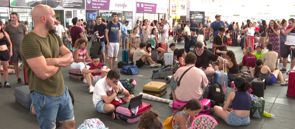 Cientos de pasajeros, tirados en la estación Valencia-Joaquín Sorolla.