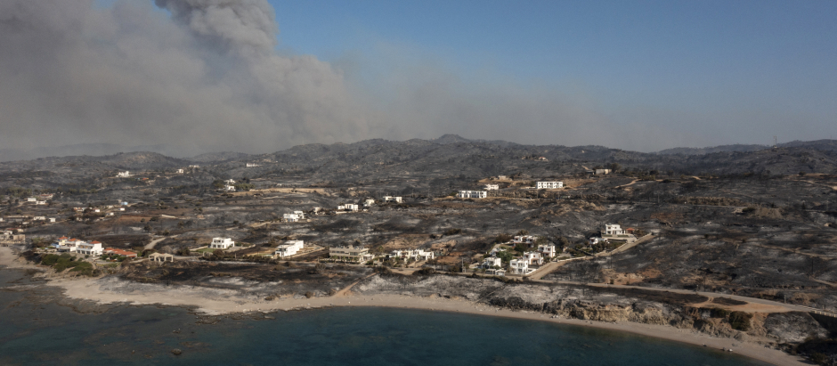 Vista aérea de los incendios en Kiotari, en la isla griega de Rodas