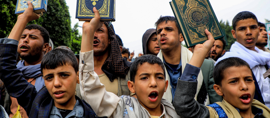 s jóvenes marchan con copias del Corán, el libro sagrado del Islam, en una manifestación que denuncia la quema del Corán en Suecia en la capital Huthi de Yemen, Sanaa