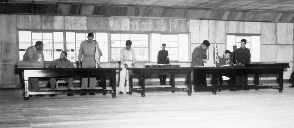 Los delegados firman el Acuerdo de Armisticio de Corea en Panmunjom.
