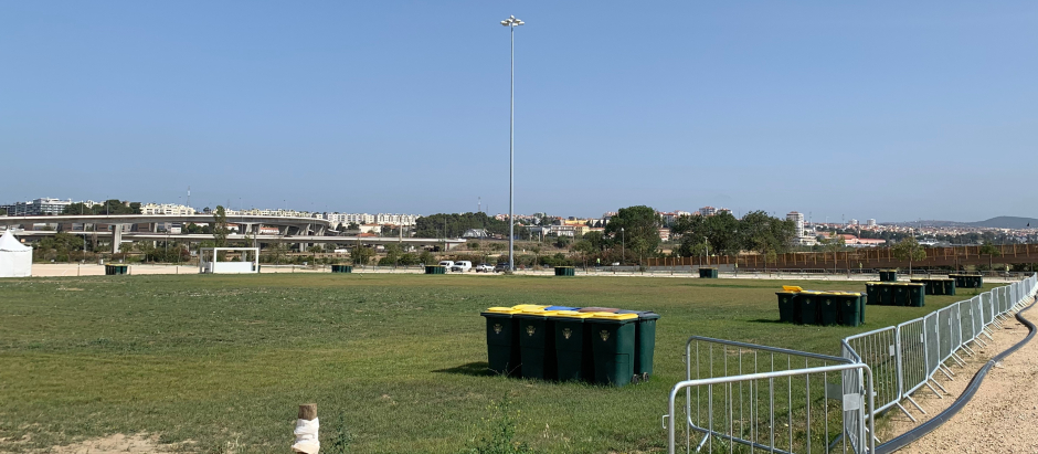 LISBOA (PORTUGAL), 20/07/2023.- Fotografía este jueves, del Parque Tejo, en Lisboa, donde tendrán lugar algunas de las celebraciones de la Jornada Mundial de la Juventud del 1 al 6 de agosto. La Jornada Mundial de la Juventud que acogerá Lisboa en agosto cambiará la cara del área metropolitana de la capital lusa, que "gana" una zona verde de 100 hectáreas, equivalente a 150 campos de fútbol, a orillas del Tajo, el mayor legado de la JMJ que congregará a cerca de un millón de personas.EFE/ Carlota Ciudad