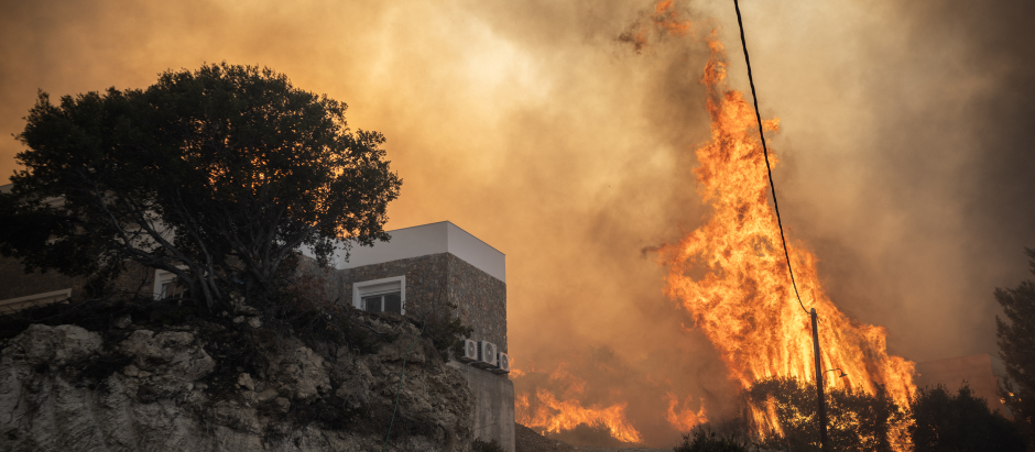 La foto muestra un incendio que quema la vegetación en el pueblo de Gennadi en la isla griega de Rodas