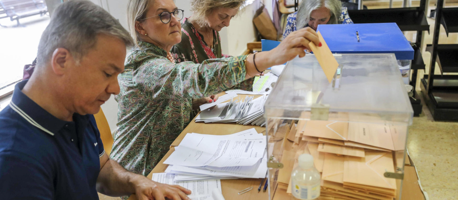 Una mesa electoral en Oviedo el pasado 23 de julio