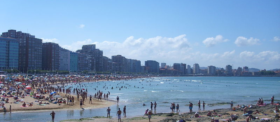 Imagen de la playa de San Lorenzo de Gijón