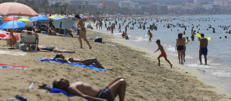 La playa de S'Arenal, en Palma de Mallorca, llena de bañitas