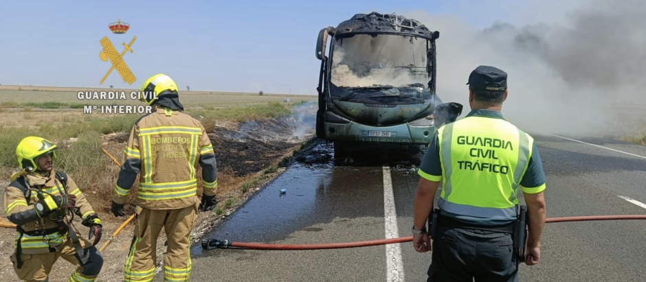 Un incendio en un autobús ha obligado al desalojo urgente de los cincuenta pasajeros