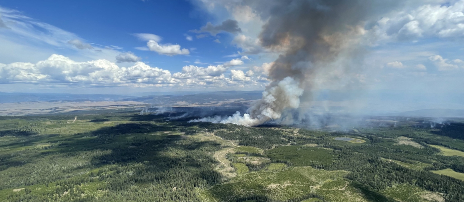 Humo del incendio forestal Ross Moore al sur de Kamloops, en Columbia Británica