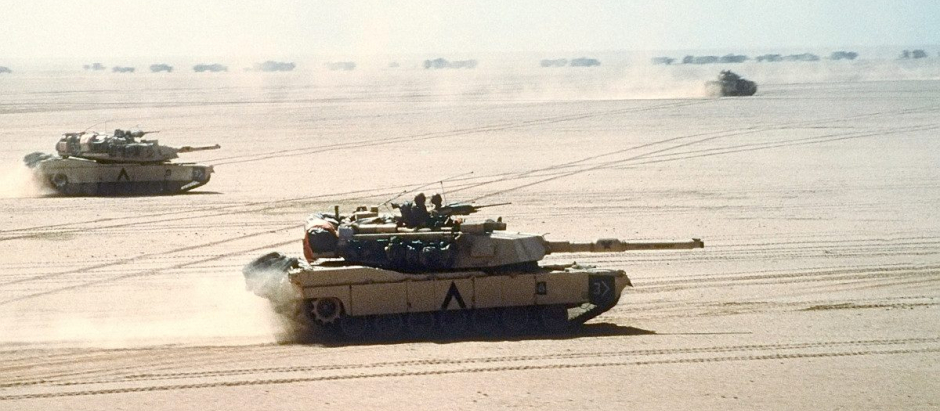 Tanques estadounidenses M1 Abrams avanzan durante la operación Tormenta del Desierto de la Guerra del Golfo de 1991