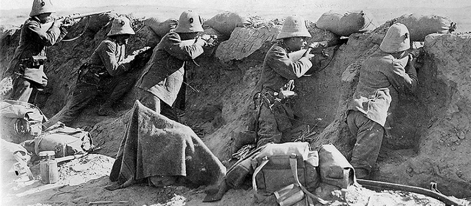 Tropas italianas disparando contra los turcos en Trípoli, 1911