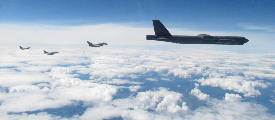Tres Eurofighter de la Royal Air Force interceptan a un B-52 en el Báltico