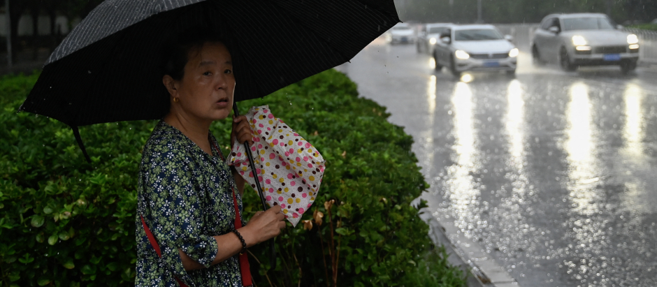 Una mujer bajo su paraguas en la capital china
