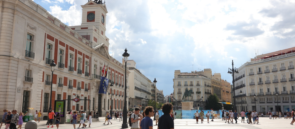 Visa de la Puerta del Sol desde el lateral izquierdo de la plaza