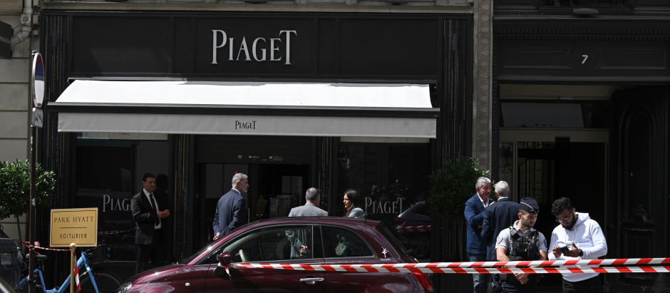 Cinta policial roja y blanca acordona la entrada de la joyería francesa de lujo Piaget en la Rue de la Paix