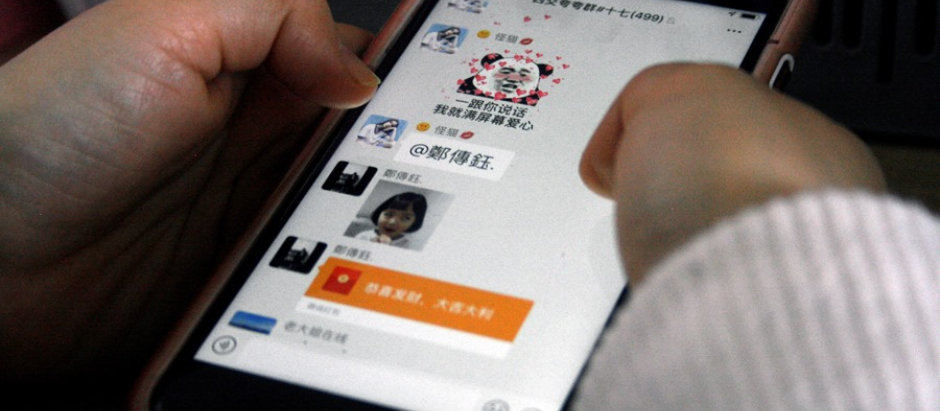 Una joven utiliza su teléfono móvil en China, en una imagen de archivo