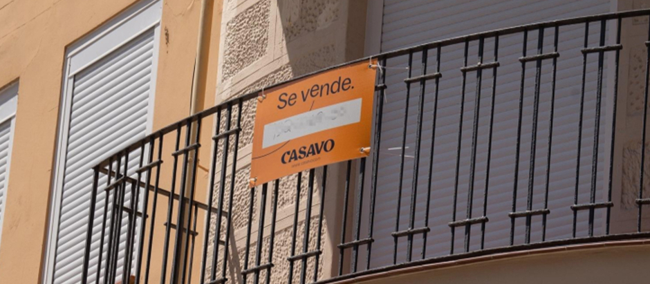 Cartel de 'Se Vende' en un balcón de una vivienda en Barcelona.
